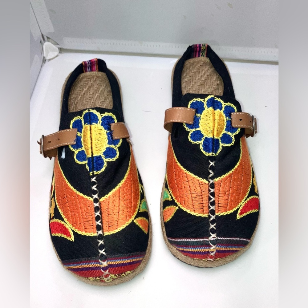 CACTUS ROSE HONOLULU EMBROIDERED LINEN MULES - BLACK
Women’s size 10.5
